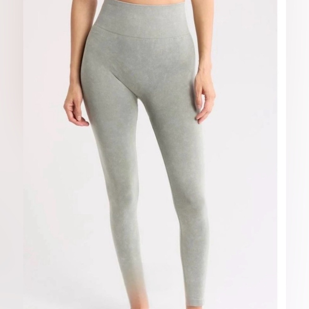 Yogalicious Stone Wash Seamless Allure Ankle Tight in size S.